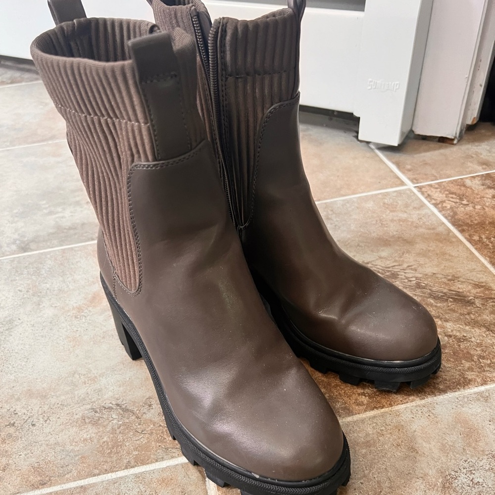 Chunky stretchy ankle boots